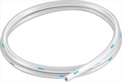 En vit, flexibel plastslangrulle med blå 'Festo'-text, ligger cirkelformat och färdig att användas.
