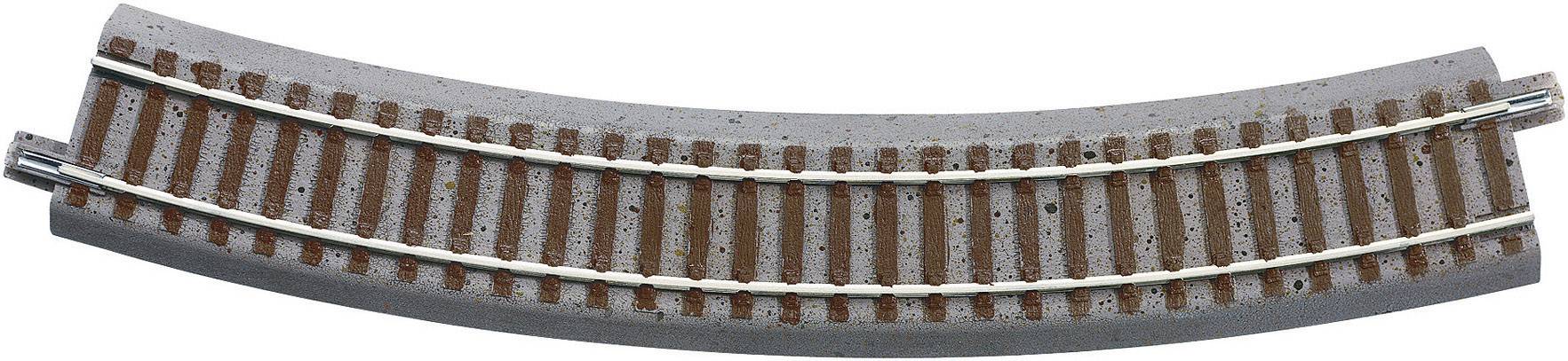 Ett böjt modelljärnvägsspår med ballastbädd, två räler på bruna sliprar. Lämpligt för användning i modelljärnvägsanläggningar.