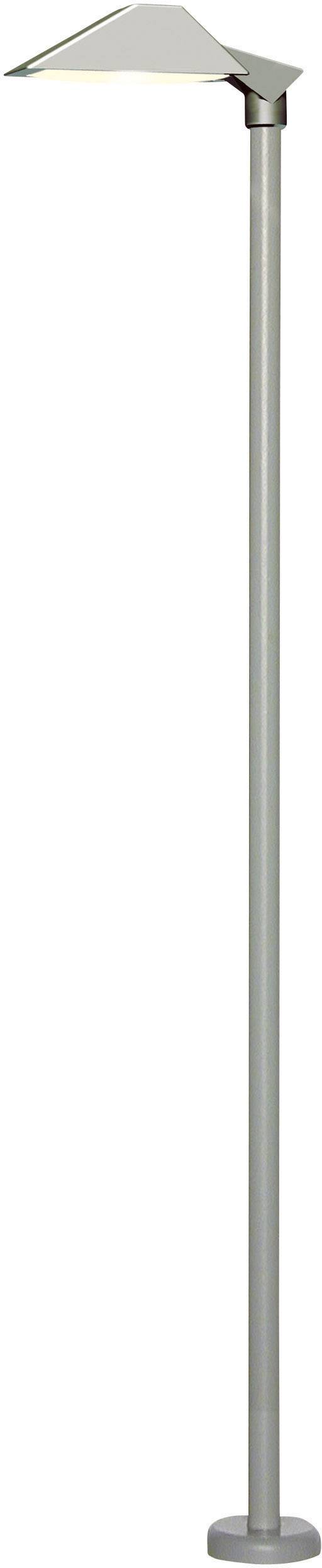Golvlampa med modernt, elegant design och en rektangulär skärm. Silverfärgad metallstång och rund bas.