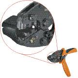 En tång med ett fokuserat perspektiv på mekanismen hos det metalliska huvudet, som visar verktygets detaljer och precision.