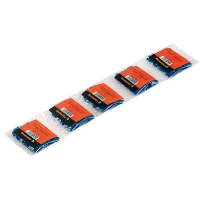 Fem små påsar med elektriska smådelar, var och en märkt med en orangefärgad etikett. Påsarna är ordnade i en rad.