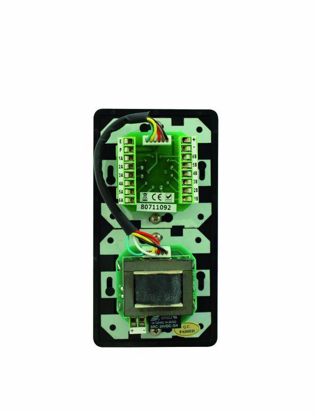 En elektrisk omkopplare med grön kretskort, klämmor för anslutningar och svart hölje, där kablar är anslutna.