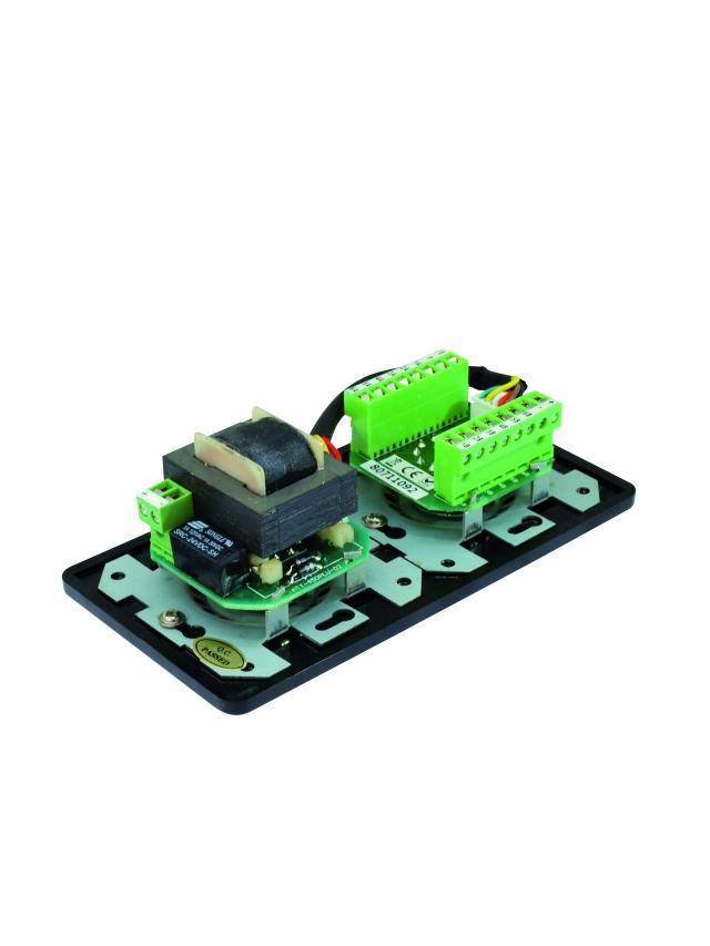Elektronisk krets med grön kretskortssockel och svart transformator på rektangulär bas.