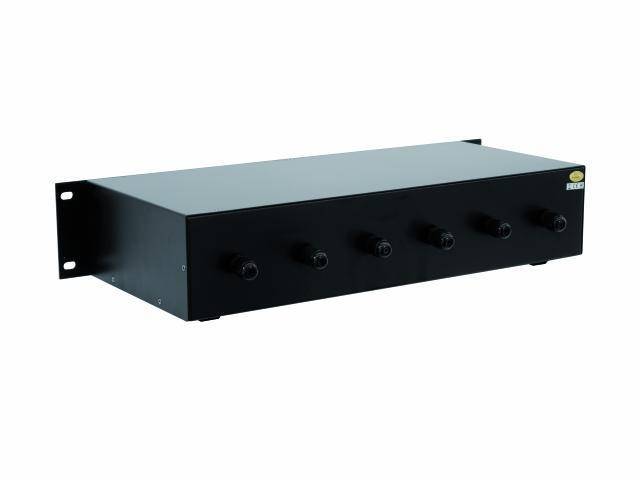 En svart elektronisk enhet med fem vred på framsidan, lämplig för montering i ett racksystem.