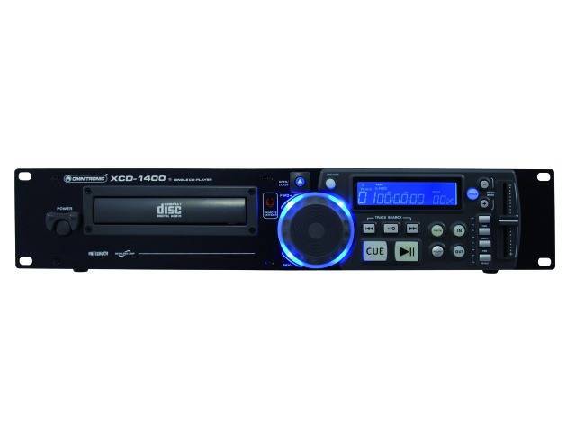 Framifrån av en CD-spelare: Kompakt design, med CD-fack till vänster, display och kontroller till höger, avsedd för DJ-användning.