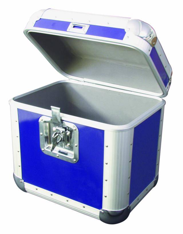 En öppnad, blå metallbox med förstärkta hörn och gångjärnsförslutningsmekanism, lämplig för säker transport eller förvaring av föremål.