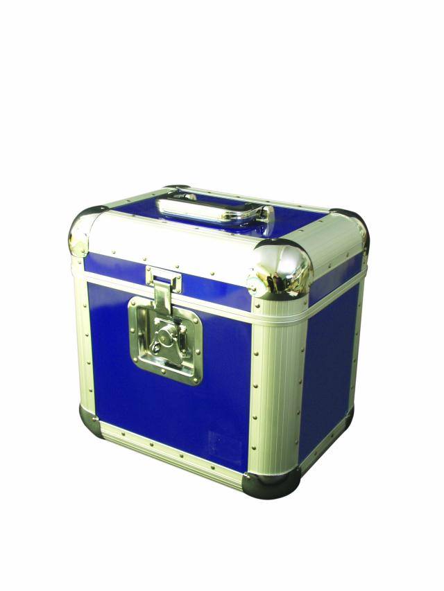 En blå, fyrkantig resväska med metallås och förstärkta hörn. Perfekt för förvaring eller transport av föremål.