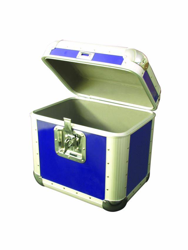 En öppnad, blå-silver transportlåda med förstärkta hörn, lämplig för säker transport av ömtåliga föremål.