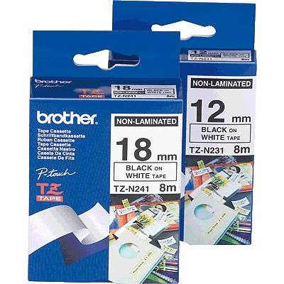 'Förpackning av Brother P-Touch skriftbandskassetter: Vänster 18 mm band, höger 12 mm band. Båda banden är 8 m långa.'