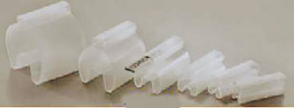 Flera vita, halvgenomskinliga plastclips i stigande storlek ligger på rad på en ljus yta.