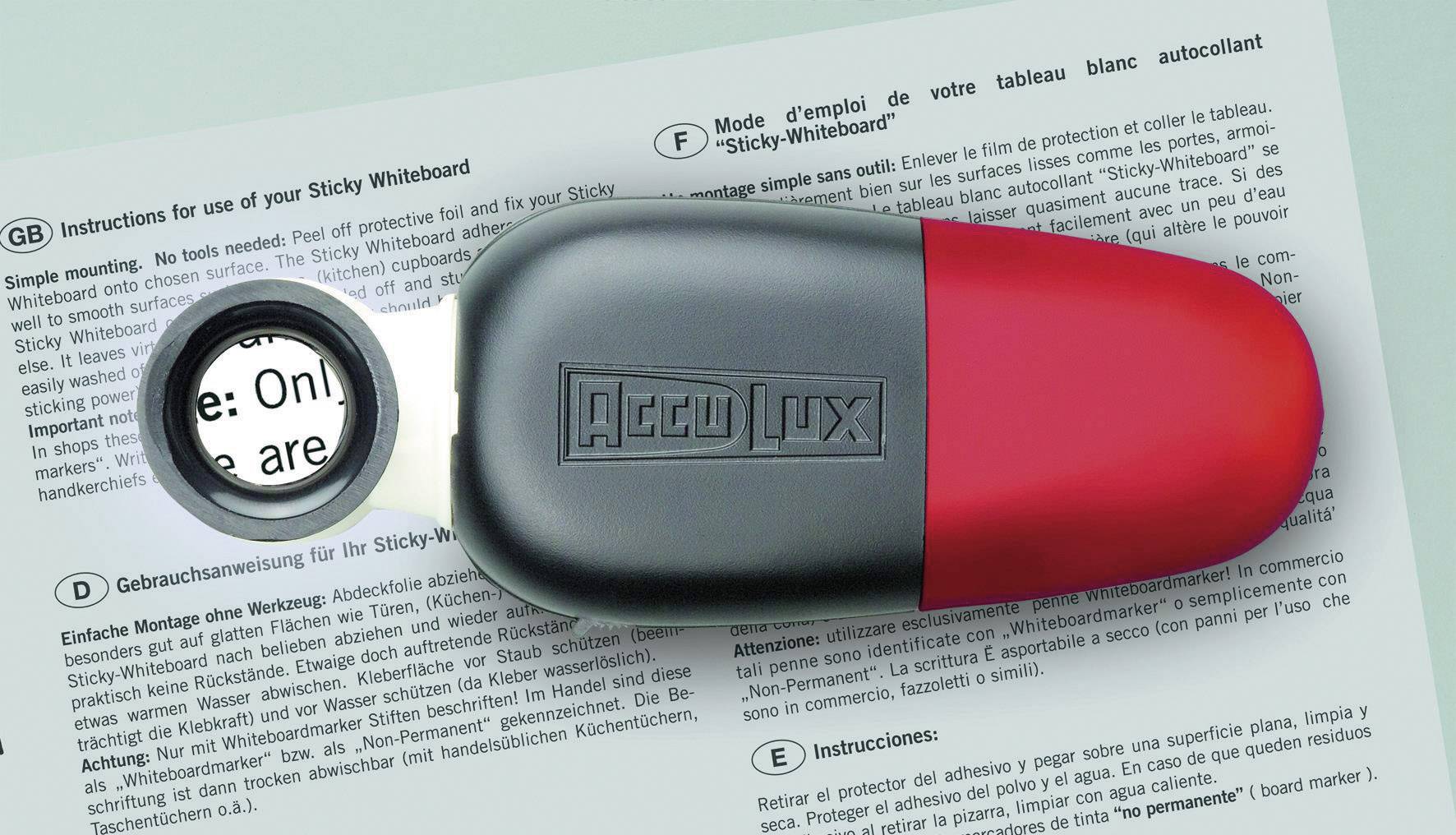 En röd och svart suddgummi ligger på ett dokument. Dokumentet innehåller instruktioner och texter på flera språk.