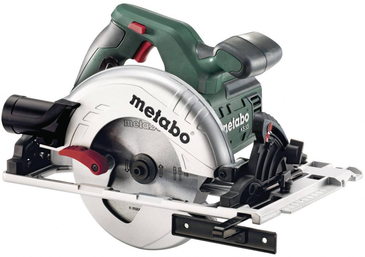 En grön handcirkelsåg från märket Metabo, med ett silverfärgat sågblad och röd säkerhetsbrytare, mot en vit bakgrund.