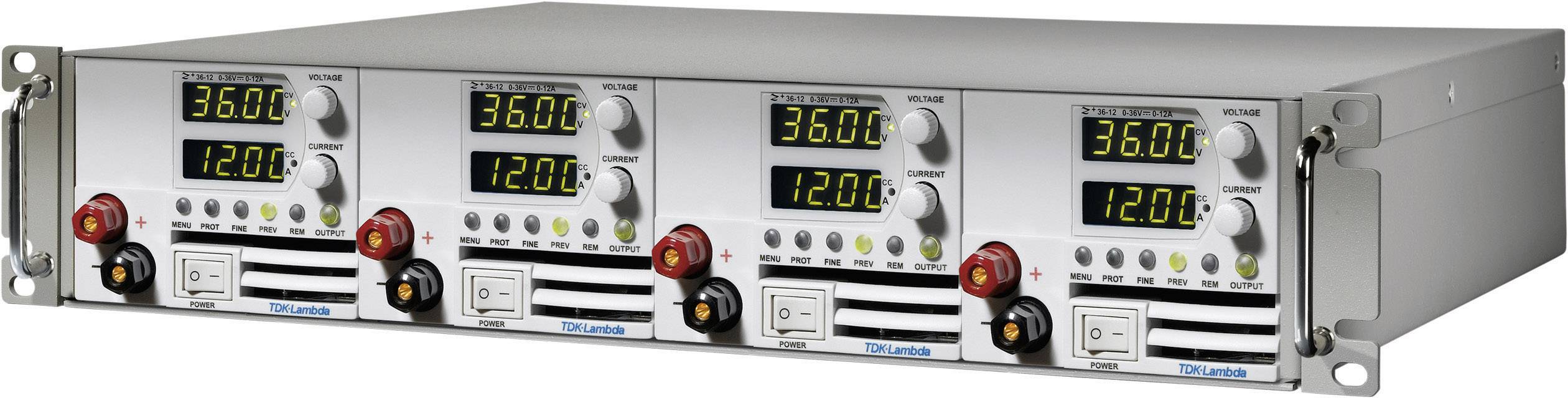 Ett rack med fyra elektroniska enheter, var och en utrustad med digital display för spänning och strömstyrka. Manöverdon och anslutningar synliga framifrån.