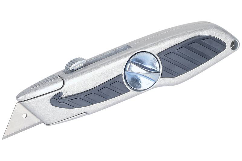 Ett silverfärgat universalkniv med svart handtag och utfällbart blad, använt för skärarbeten.