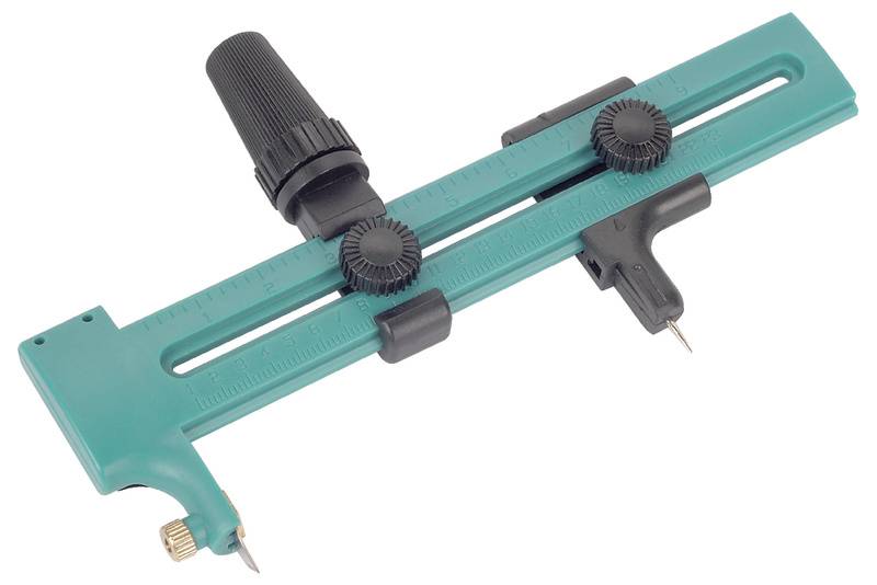 Ett grönt cirkelskärverktyg med ett svart handtag och justerbar skaldel, perfekt för precisionsskärning av cirklar.