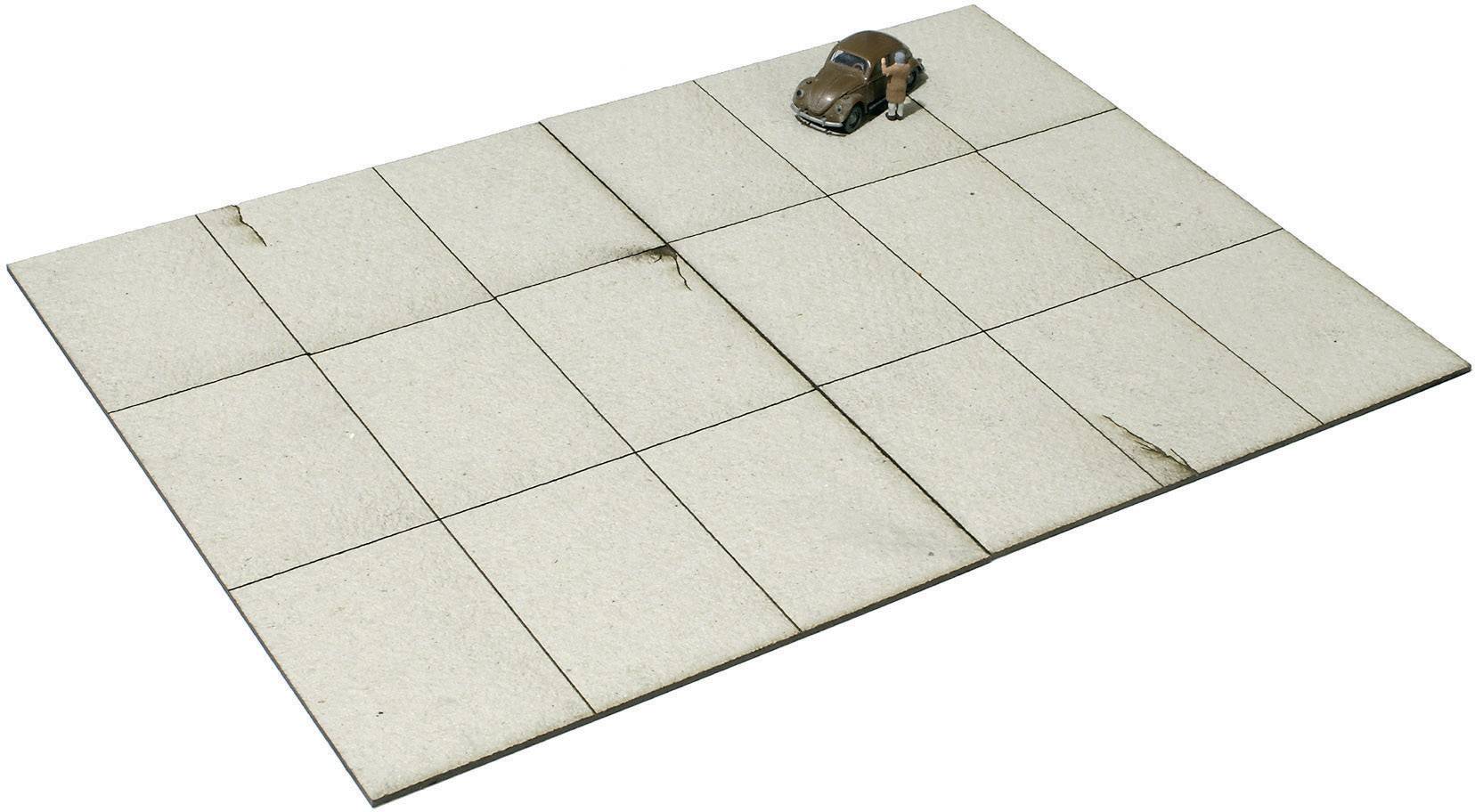 Ett gammalt leksaksbilar står på ett stort kvadratiskt golv med beige-brun rutmönster som ser något slitet ut.