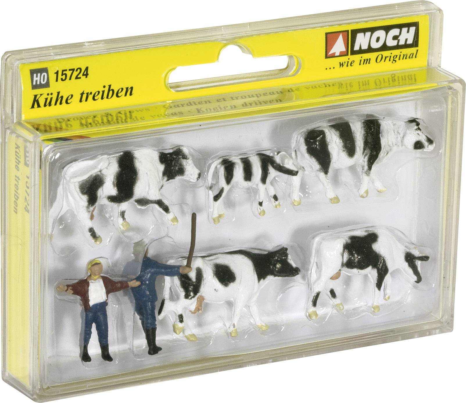 En plastfodral med miniatyrfigurer: fyra svartvita kor och två mänskliga figurer, troligen bönder, där en man har armarna lyfta. Förpackad i en NOCH-märkt behållare.