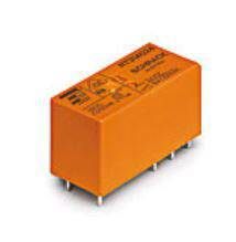 En rektangulär, orangefärgad elektronisk komponent med flera metallben, sannolikt ett relä, för elektrisk koppling.
