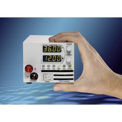 En hand håller en liten nätdel med digital display. Displayen visar '36,00' volt och '12,00' ampere.