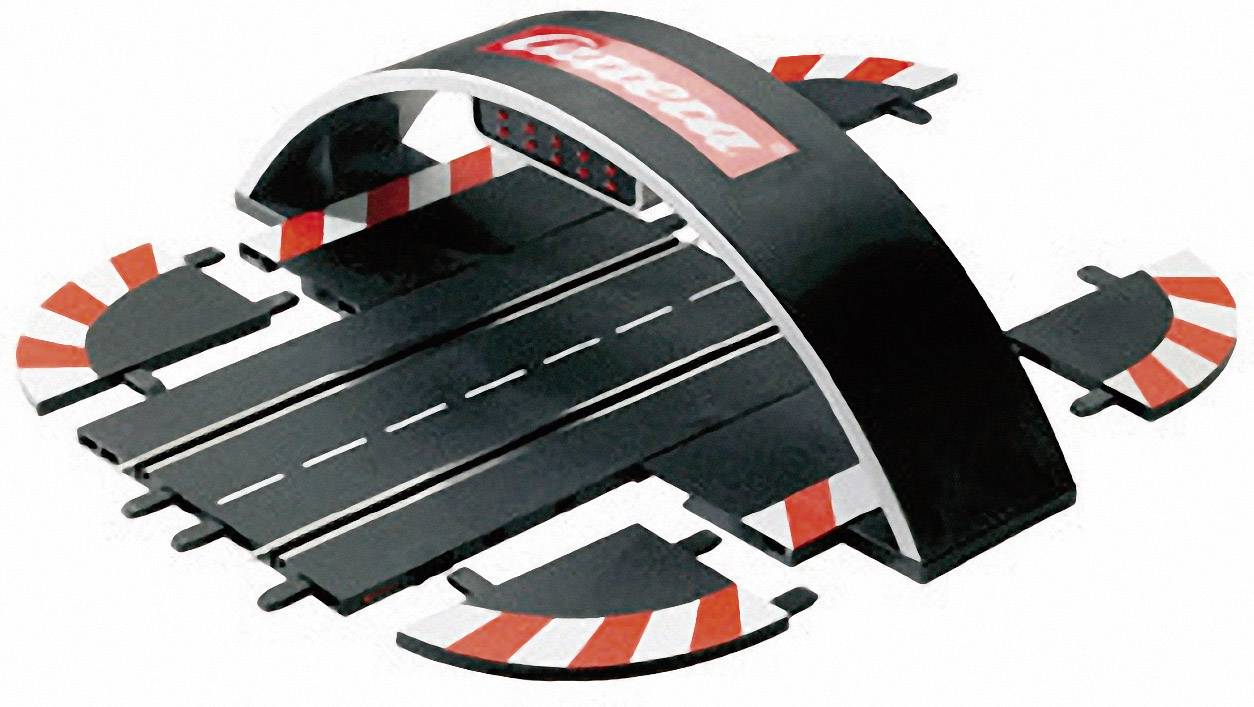 'Carrera GO!!!' racerbana med vägkorsning, viadukt och kurvrika vägavsnitt, designad för leksaksbildsracing.