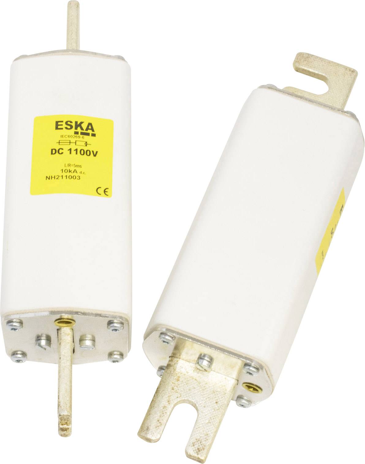 Två vita säkringar med gul etikett från 'ESKA', märkta med 'DC 1100V' och '10kA'. De har metalliska ändkontakter.