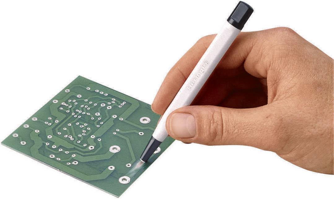 En hand håller ett lödverktyg och bearbetar ett elektroniskt kretskort med grön yta och flera kontaktpunkter.