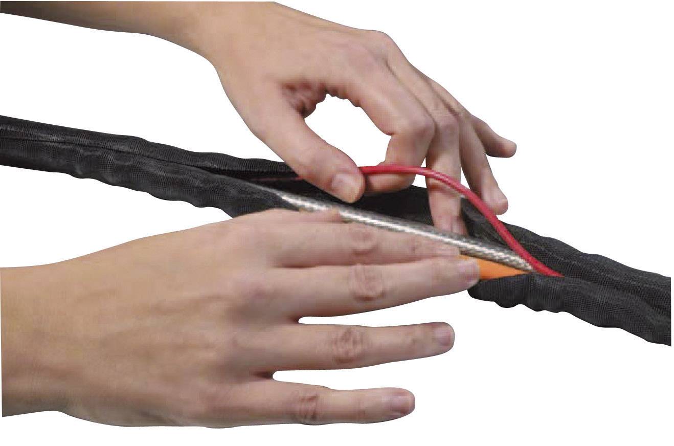 Två händer lindrar en röd kabel i ett svart skyddsrör med en dragkedja.