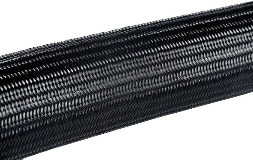 Svart, flätad kabelskyddsslang av plast visar materialets struktur och flexibilitet.