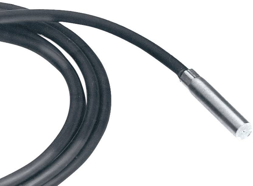 En svart kabel med en cylindrisk metallkontakt.