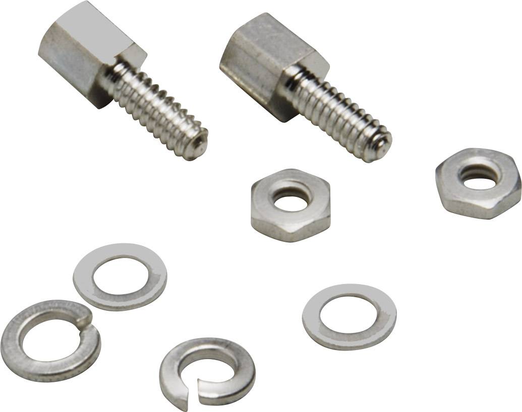 Två metallgängskruvar, två muttrar och fyra underläggsbrickor ligger på en vit yta.