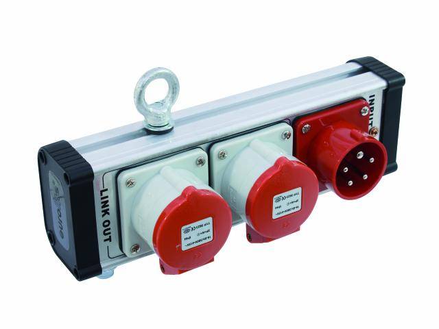 Grenuttag med tre industriella kontakter och en industriell stickkontakt, robust hölje med metallring ovanpå för upphängning.