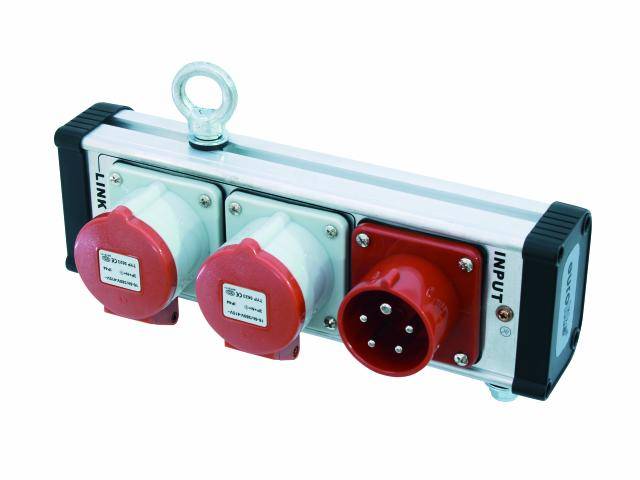 Ett elektriskt anslutningsfält med tre uttag, två vita och ett rött, på en rektangulär metallskena, märkt 'INPUT'.