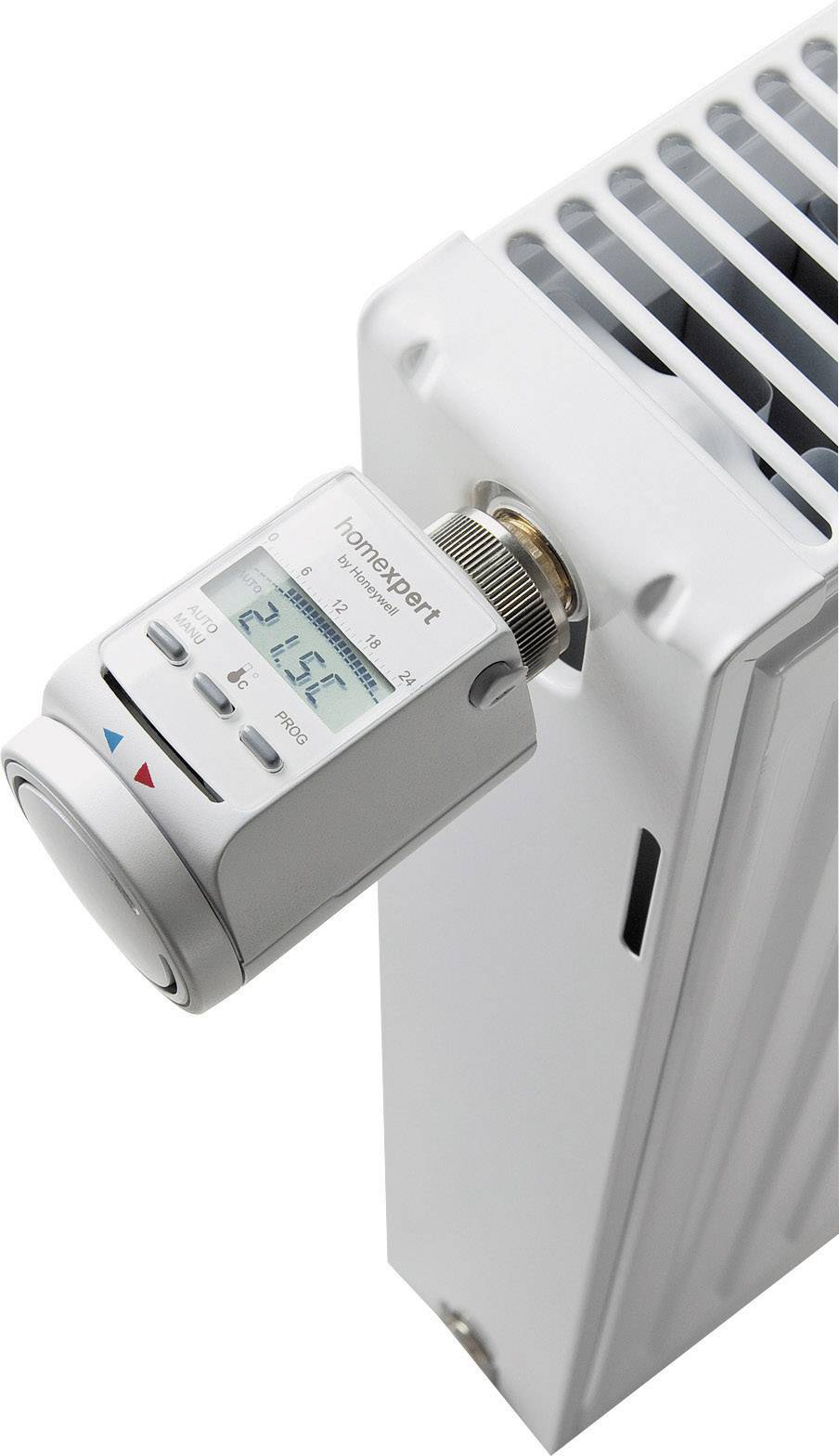En vit radiator med en digital termostat visar '21,5°C'.