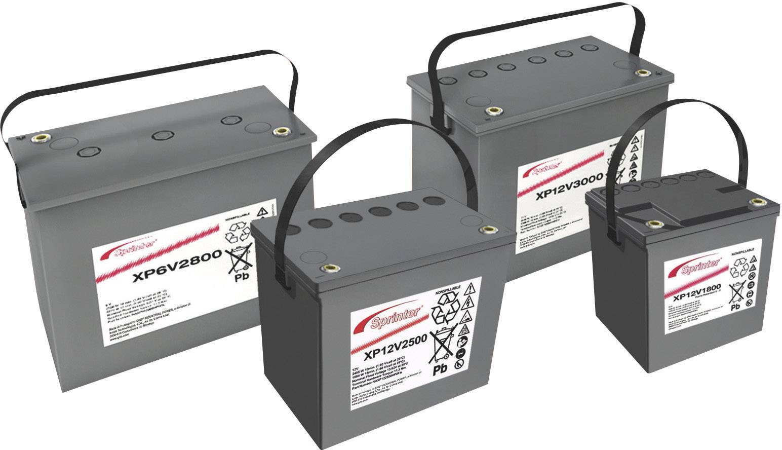 Fyra gråa batterier med handtag i olika storlekar står bredvid varandra. Varje batteri har en etikett med tekniska uppgifter.