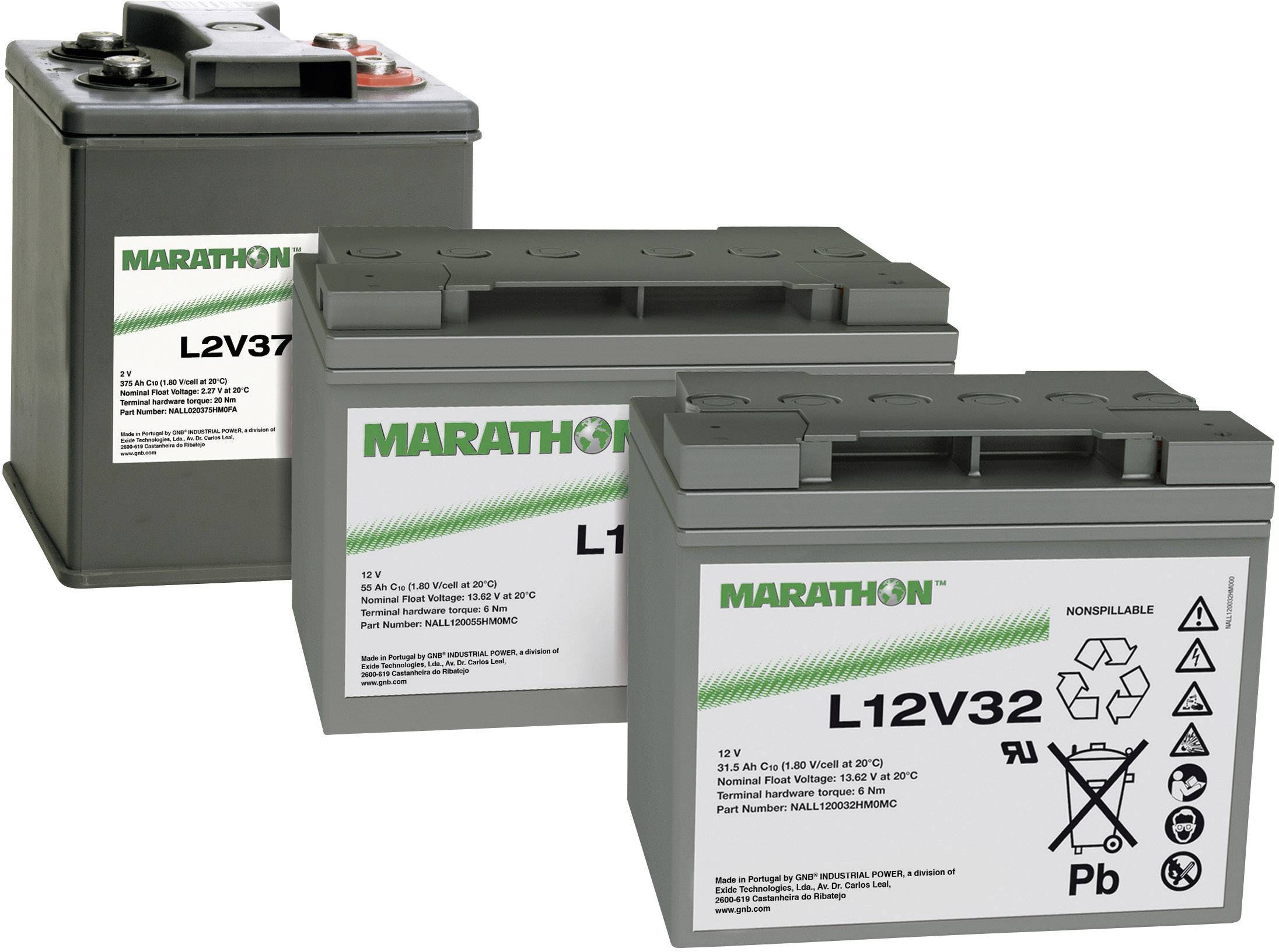 Tre gråa batterier av märket Marathon, placerade från främre till bakre raden. Etiketten visar modellnummer och återvinningssymboler.