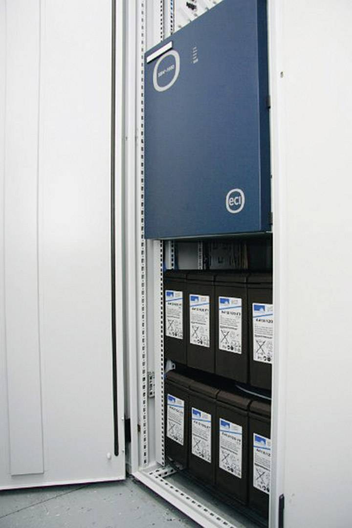 Eatons batteriskåp i ett öppet serverrack. Innehåller flera batterier ordnade i rader.