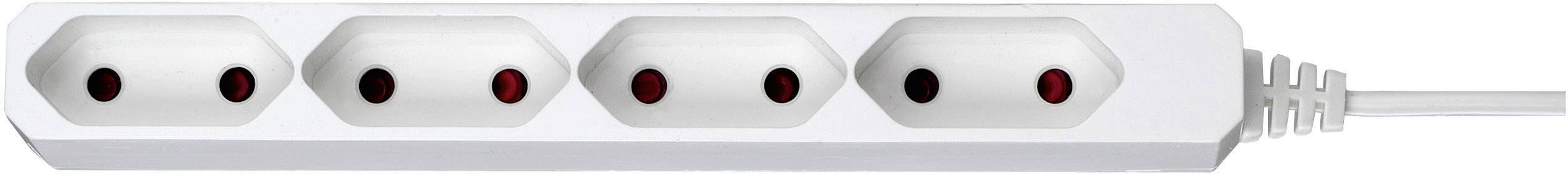 En vit grenuttag med fyra uttag och en ansluten kabel på vit bakgrund.