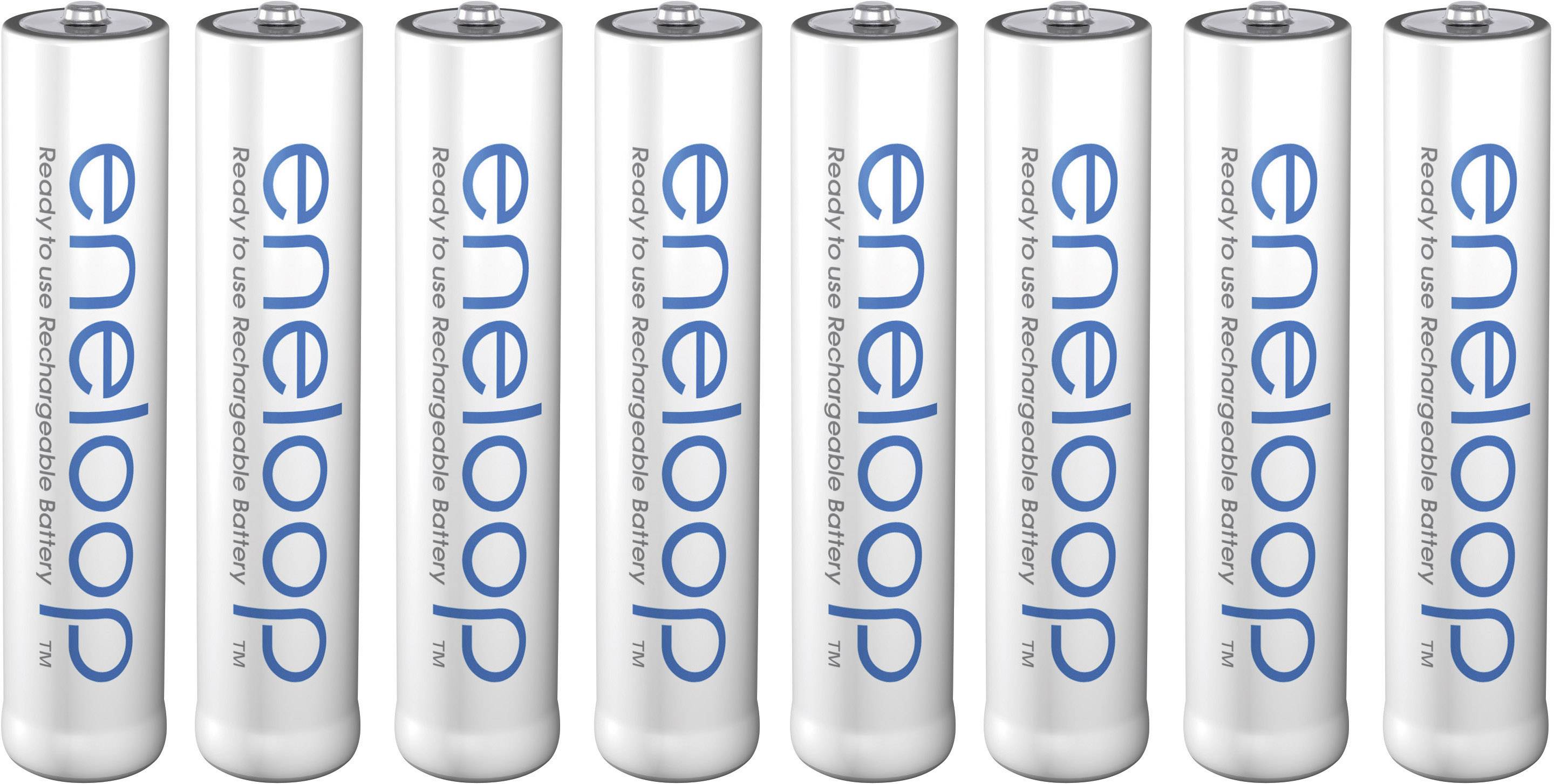 Åtta vita, laddningsbara "eneloop"-batterier på rad. Varje batteri står upprätt och visar logotypen i blå text.