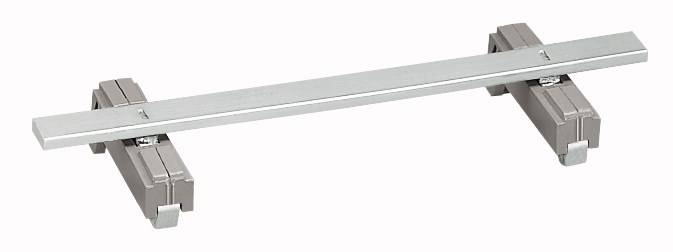 Aluminiumtackor balanserade på två grå block, minimalistisk uppställning.