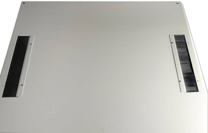 Metallisk yta med två rektangulära, svarta borstpackningar som är parallellt placerade.