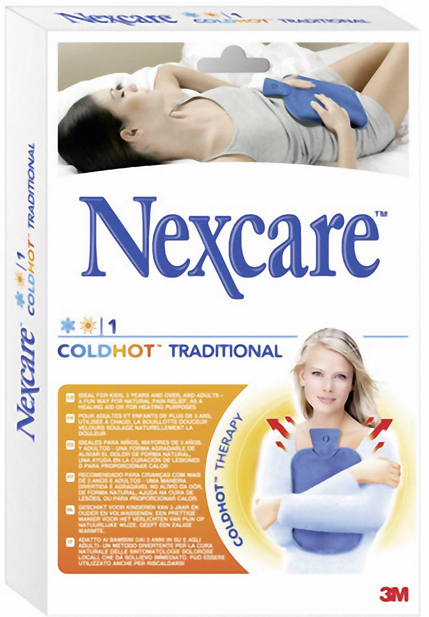 En kvinna ligger avslappnad i sängen med en blå gelvärmekompress på pannan. På förpackningen står det 'Nexcare ColdHot Traditional'.
