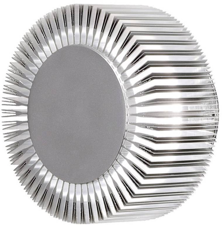 En silverfärgad, rund kylflänse av metall med ett flertal vertikala ribbor för värmeavledning.