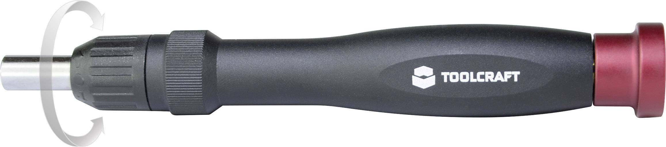 En svart skruvmejsel från Toolcraft med rött ände och ergonomiskt handtag. Skruvhuvudet framställt i rörelse.