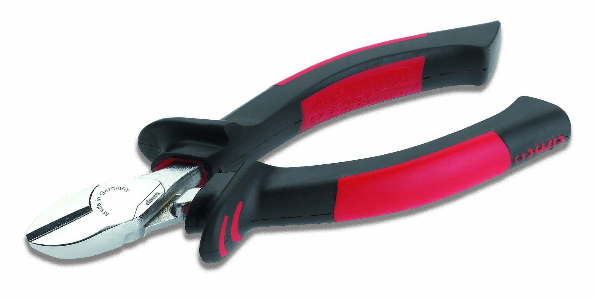 En röd-svart sidavbitare med gummihandtag, mot vit bakgrund.