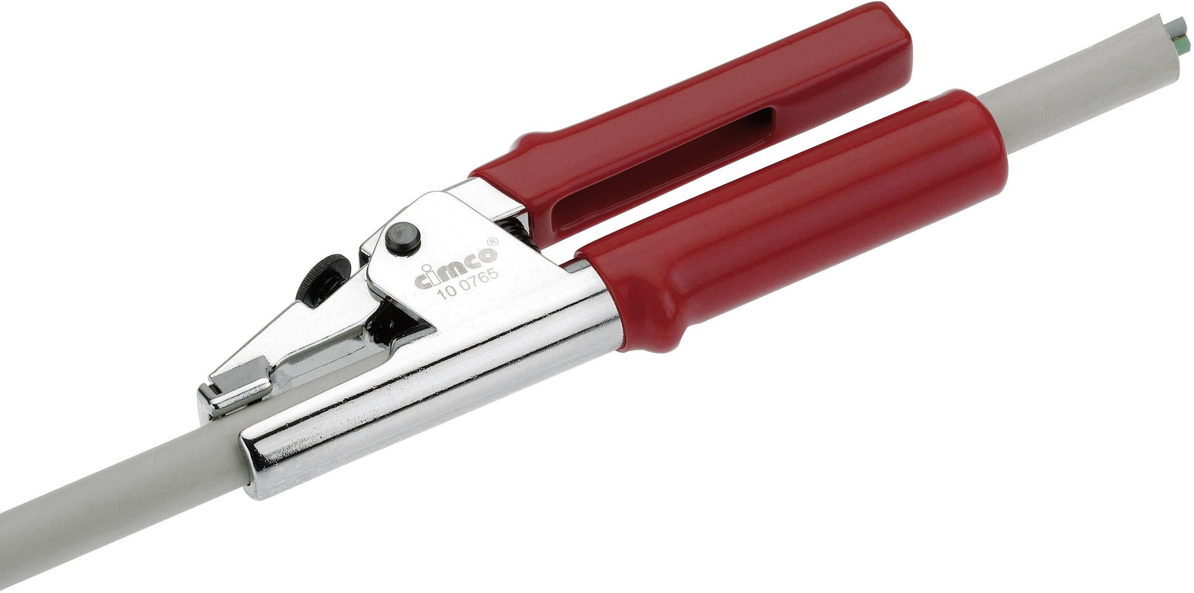 Ett rött kabelskalningsverktyg skär av isoleringen på en elektrisk kabel. Verktyget ligger nära kabelns ände.