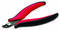 Röd och svart trådtång med böjda handtag, lämplig för precisionsklippning av tunna trådar eller kablar.