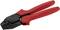 Röd crimptång med svarta metalldetaljer, används för att ansluta kablar och kontakter.