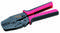 En krympningstång med svart metallspets och pink-svarta handtag, använd för att krympa kabelanslutningar.