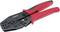 Handkrimptång med röda handtag, lämplig för krimpanslutningar.