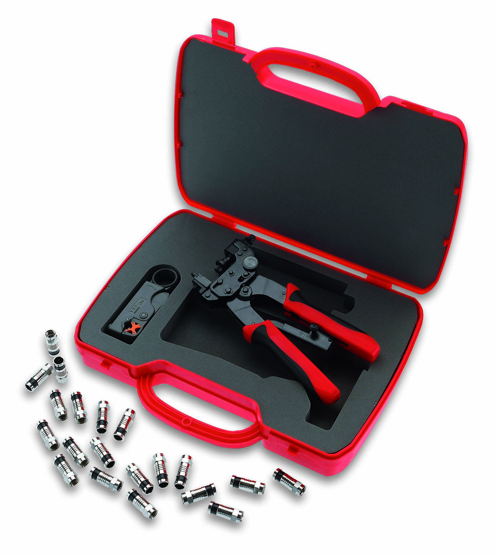 En röd verktygslåda med en kabelkrimptång, avisoleringsverktyg och flera koaxialkontakter på en vit bakgrund.